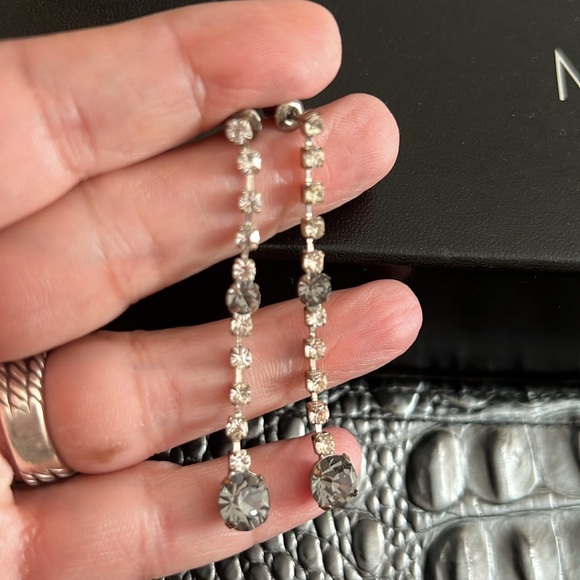 ๐๐๐๐Vintage Dark Grey and Clear Crystal Dangle Earrings - Picture 8 of 8